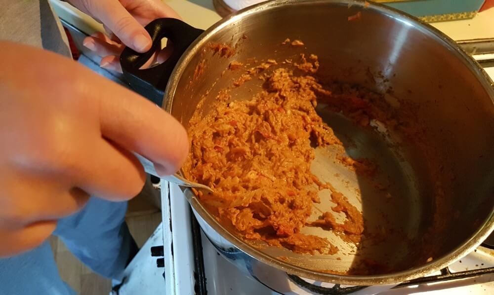 cuisson du pindjur fait maison ajvar avec poivrons et aubergines