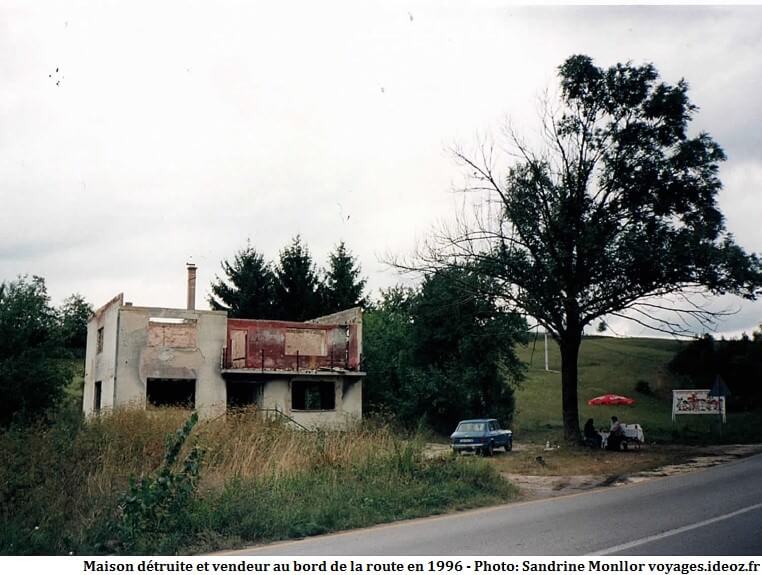Maison détruite pendant la guerre de Croatie et vendeur en bord de route en 1996