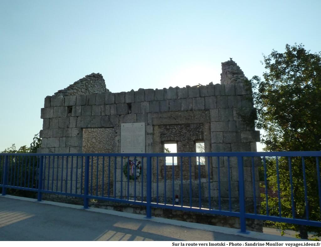 Maison en ruine et hommage à des victimes de la guerre de Croatie