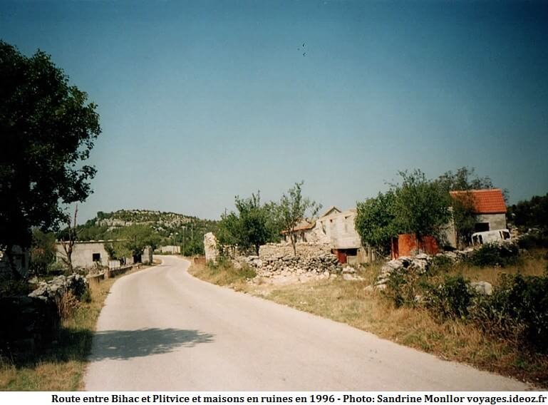 Route entre Bihac et la région de Plitvice maisons en ruines en 1996