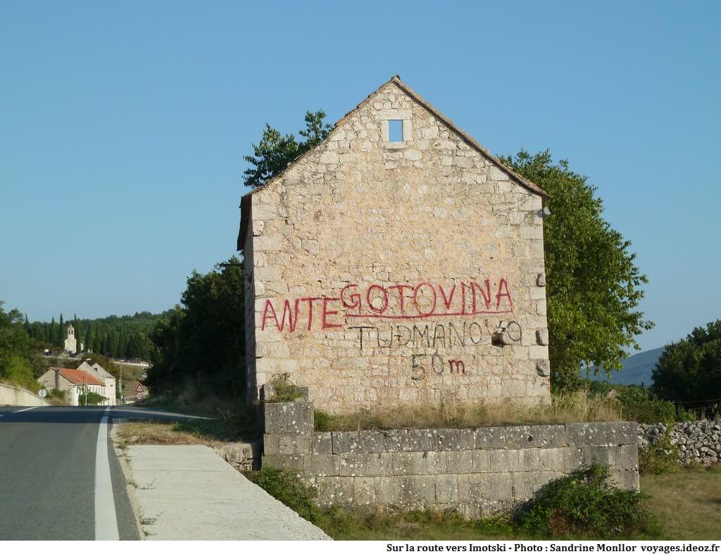 Ruines de guerre en Croatie hommage à Gotovina sur la route vers Imotski