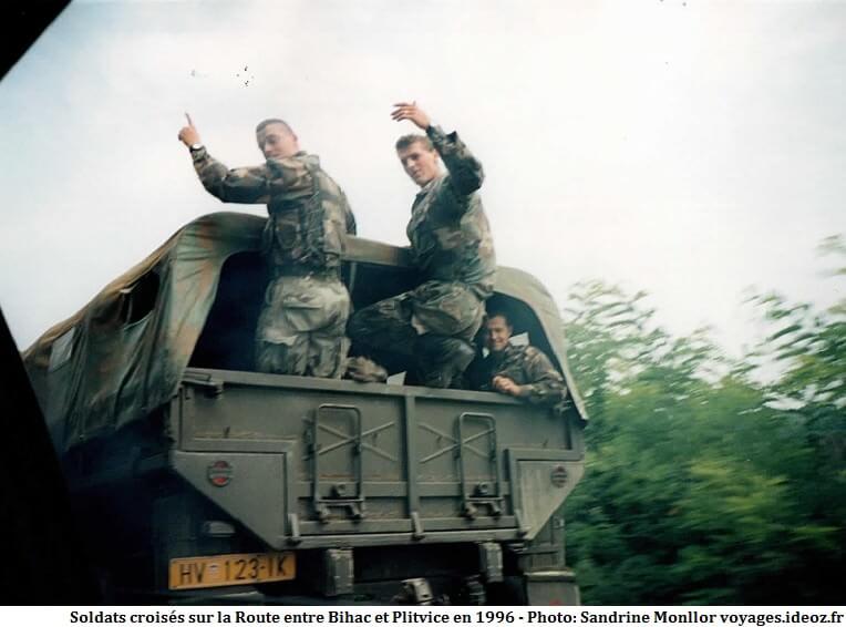 Soldats croates et camion après la guerre en Croatie