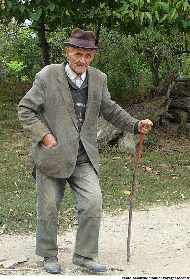 Vieil homme croisé sur le bord d'une route dans les Balkans