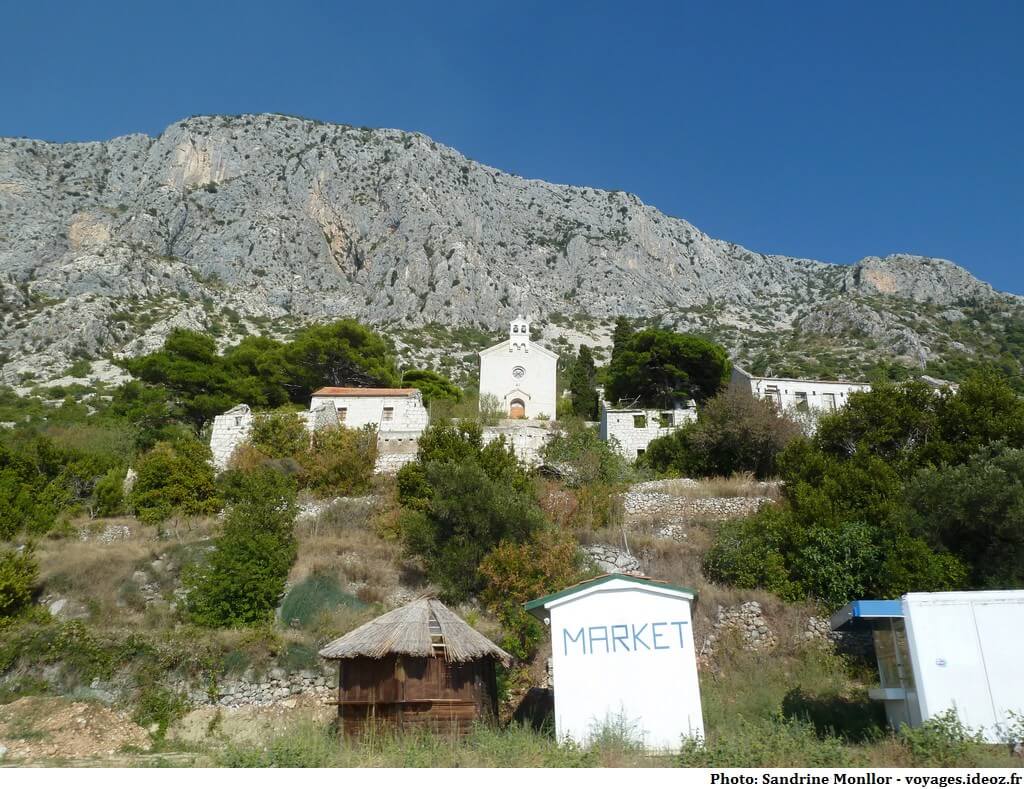 Village dalmate en partie détruit pendant la guerre de Croatie