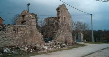 Guerre de Croatie ; le danger de l’altérité en Ex Yougoslavie et dans les Balkans maison en ruines en Dalmatie du nord aux abords de Zadar
