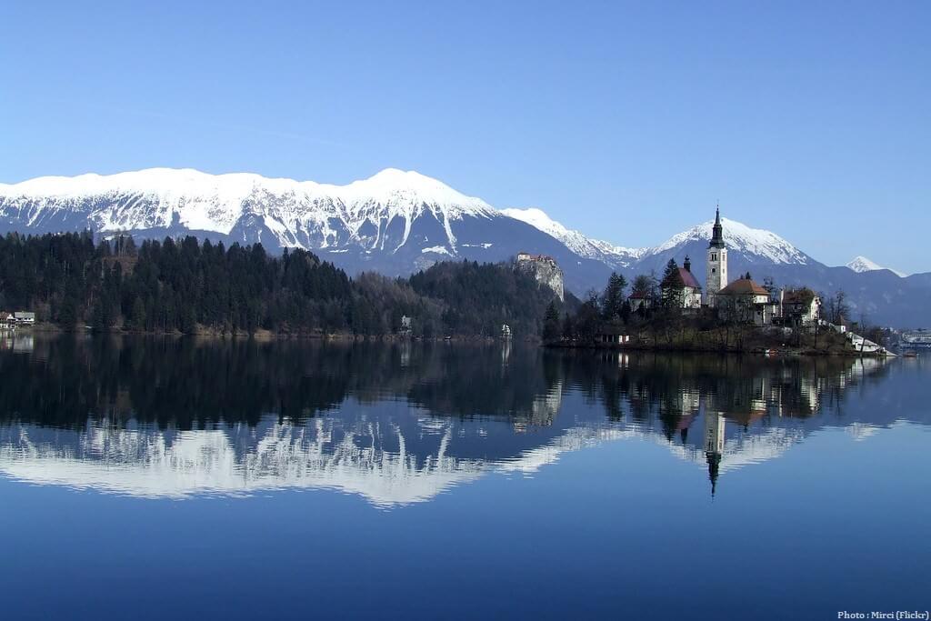 Lac de Bled église, chateau et alpes juliennes en Slovénie