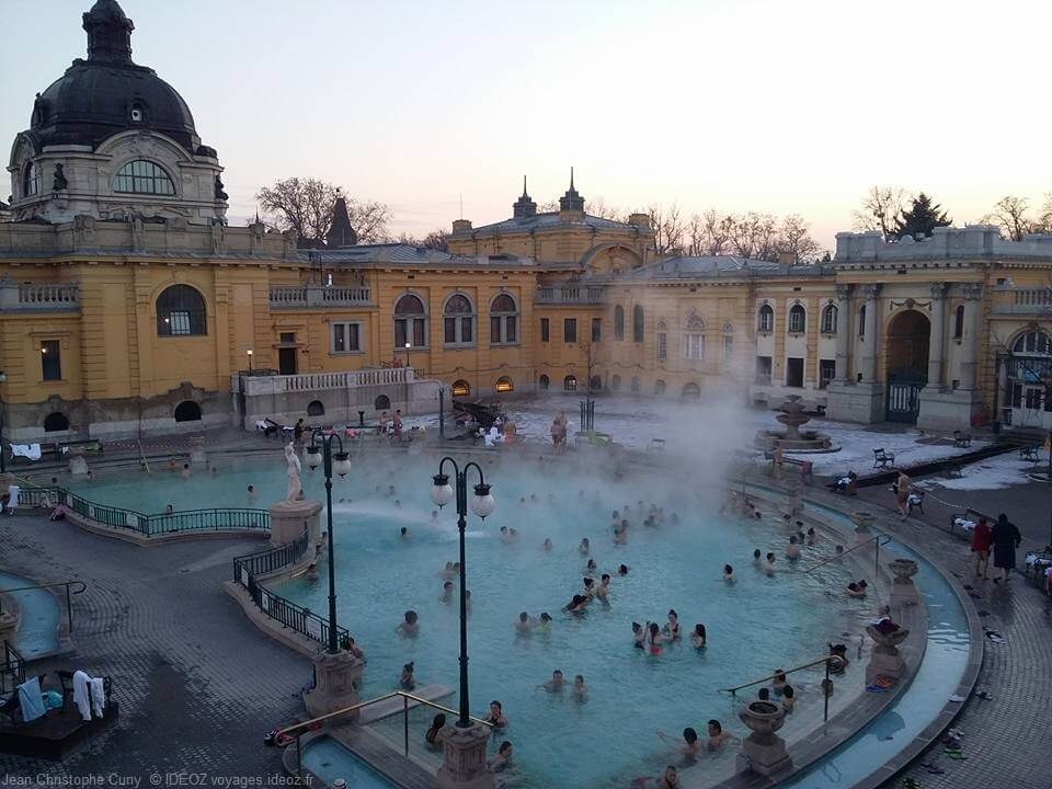 Baigneurs dans les Thermes Széchenyi à Budapest en hiver