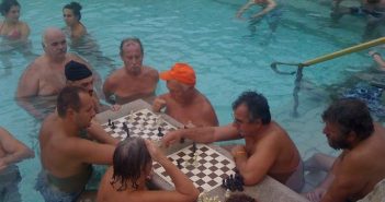 L’hiver a Budapest, la saison des Bains et des thermes! Bains à Budapest joueurs d'échecs en hiver