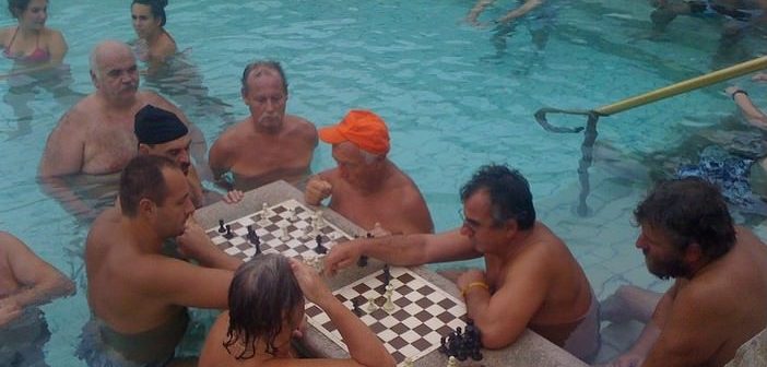 L’hiver a Budapest, la saison des Bains et des thermes! Bains à Budapest joueurs d'échecs en hiver