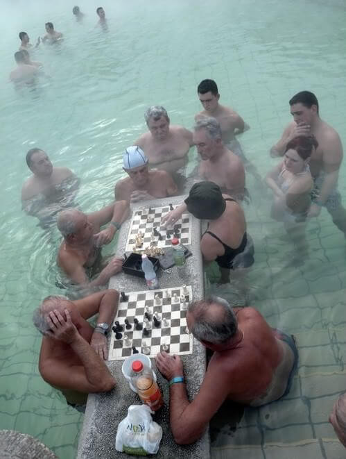 Jouer aux échecs dans les bains Széchényi furdo
