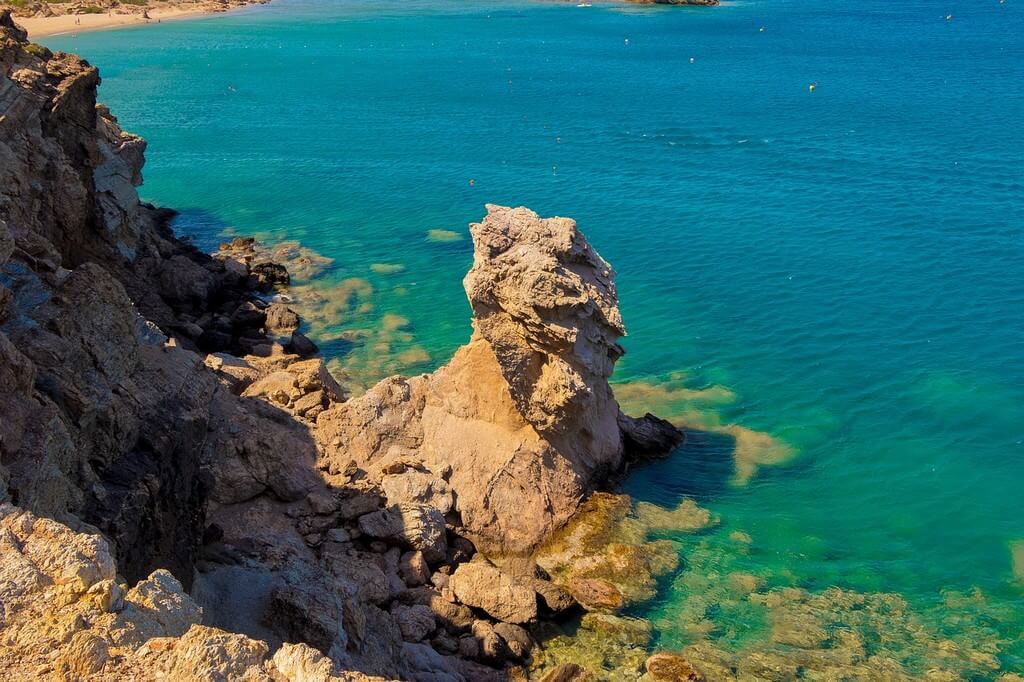 Rochers au bord de la mer en Crète