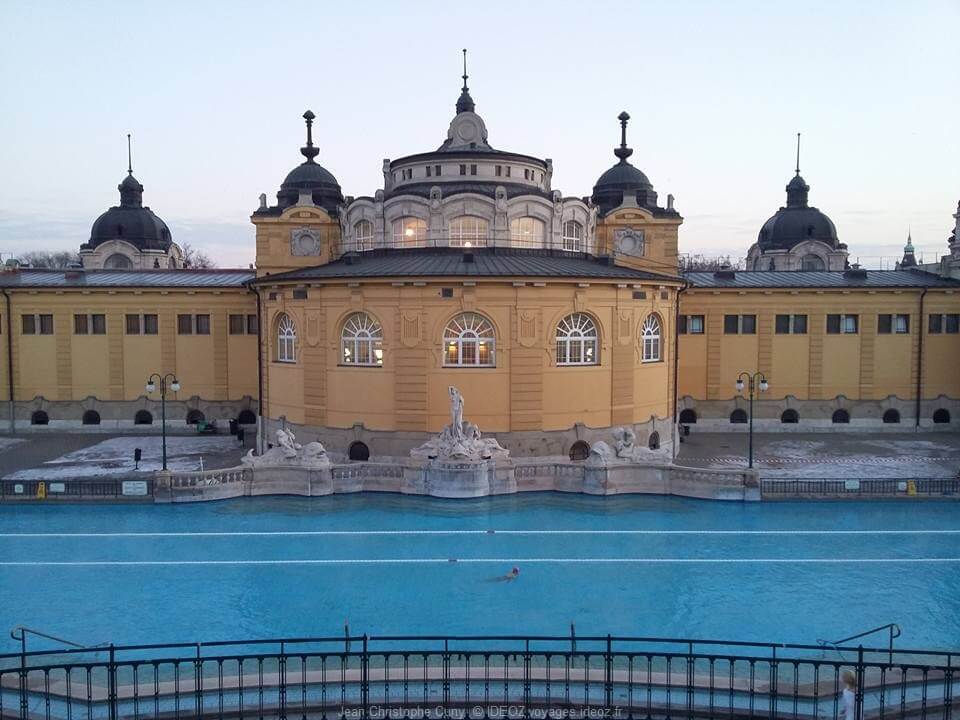 nager dans les Thermes Széchenyi à Budapest