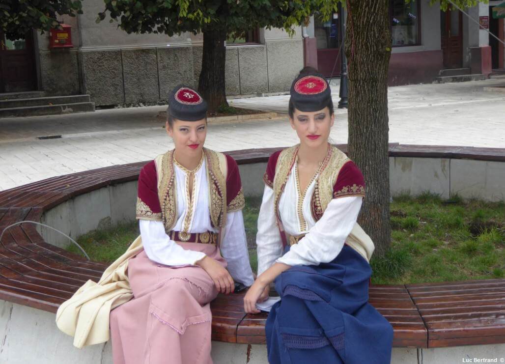 Jeunes montenegrines en habits traditionnels à Cetinje