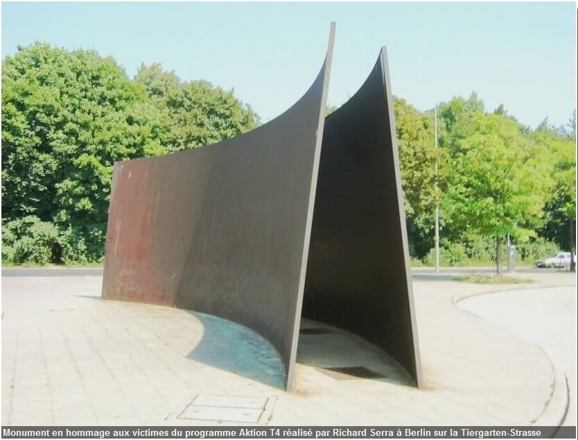 Monument en hommage aux-victimes du programme Aktion T4 réalisé par Richard Serra à Berlin sur la Tiergarten Strasse