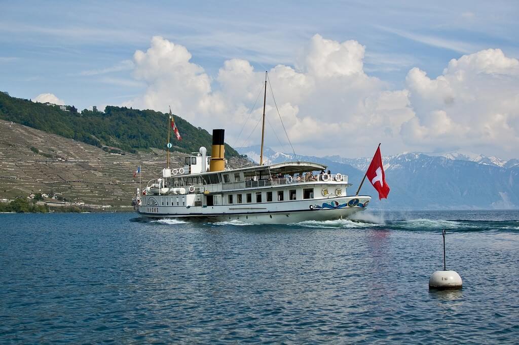 Naviguer sur le lac Leman en Suisse près de Genève