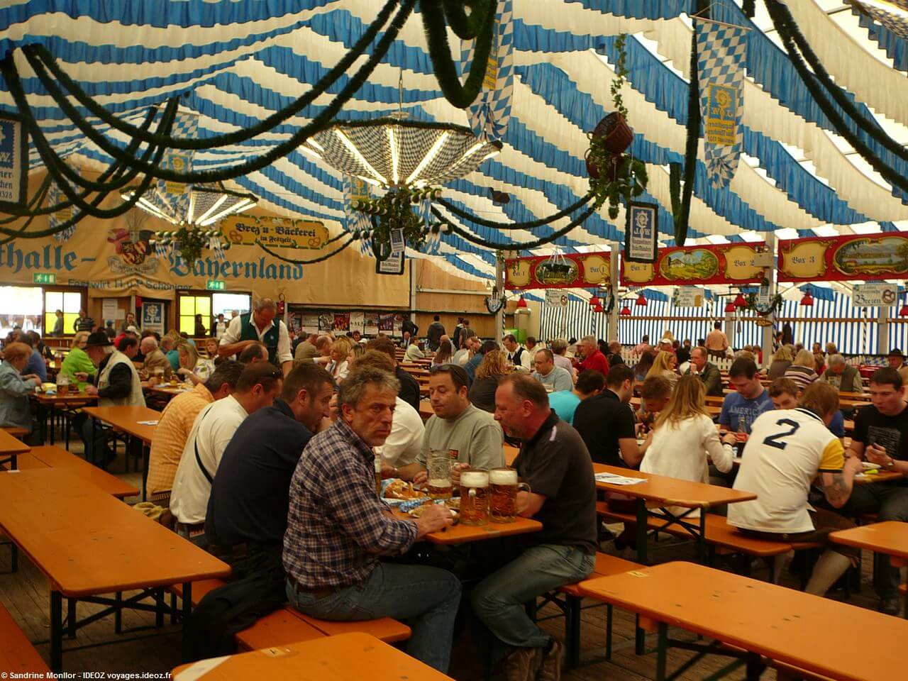 Bavarois attablés sous la tente Bayernland à Frühlingsfest de Munich