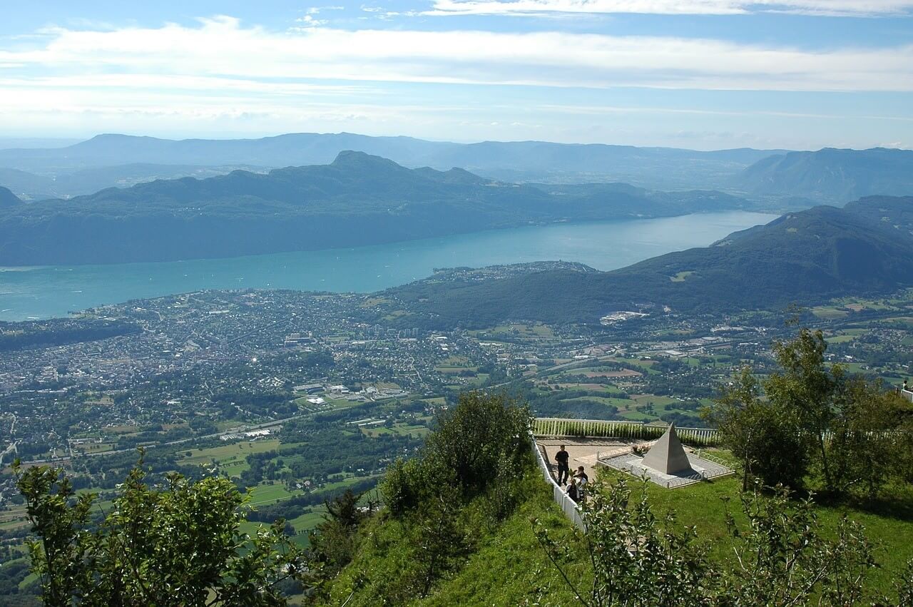Belvedère du Mont Revard vue panoramique sur le lac du Bourget et aix les Bains