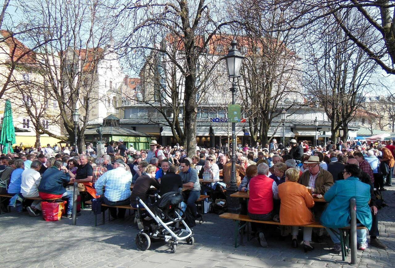 Biergarten au printemps à Munich