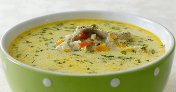 Le bortsch d’agneau ; une soupe traditionnelle de Pâques orthodoxe en Roumanie Bortsch d'agneau soupe traditionnelle de paques en roumanie