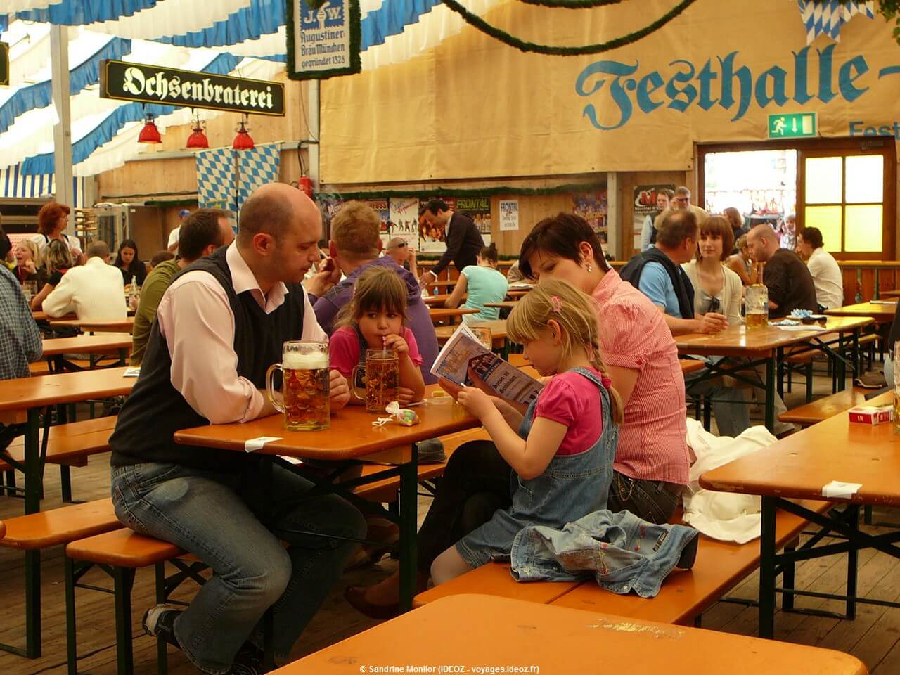 Festhalle Bayernland Augustiner Brau en famille pendant la fête de la bière de printemps de Munich