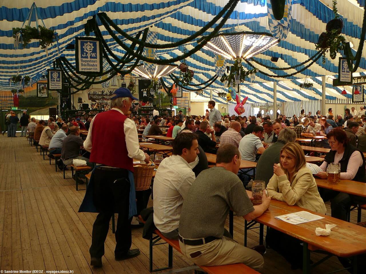 Fruhlingsfest de Munich Tente Bayernland vendeur de bretzels