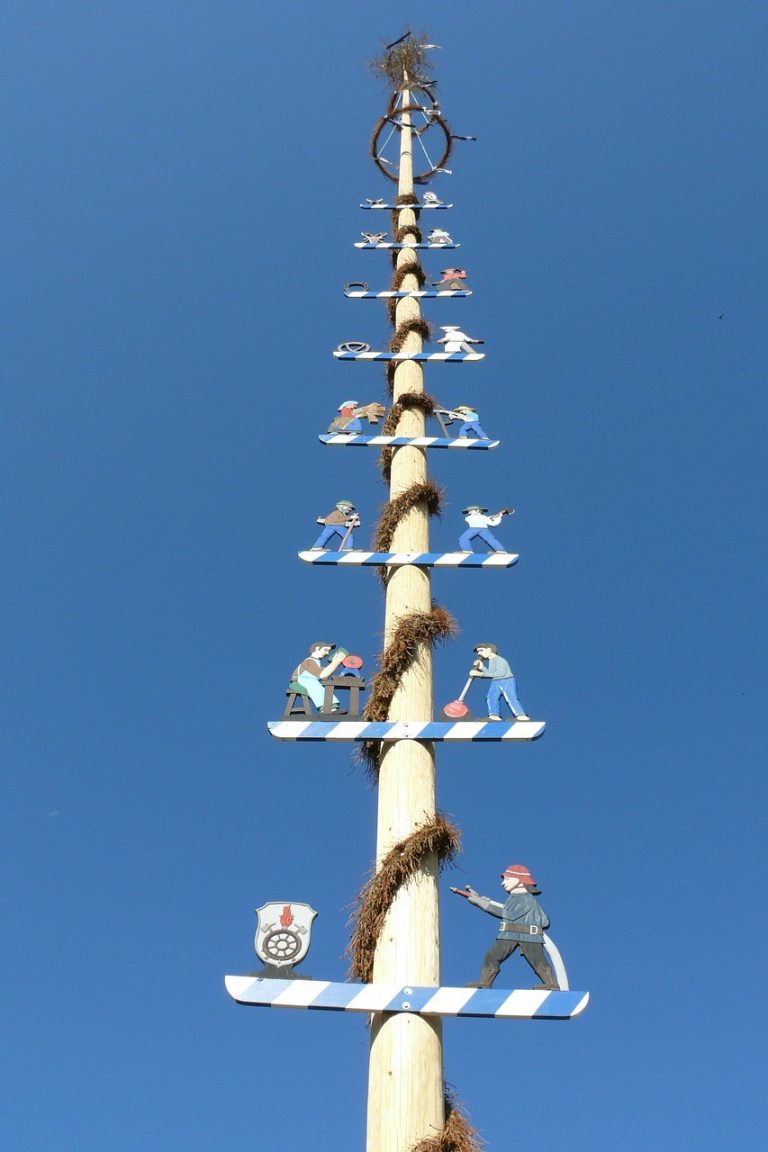 Maibaum Arbre de Mai ; une tradition en Allemagne et Bavière