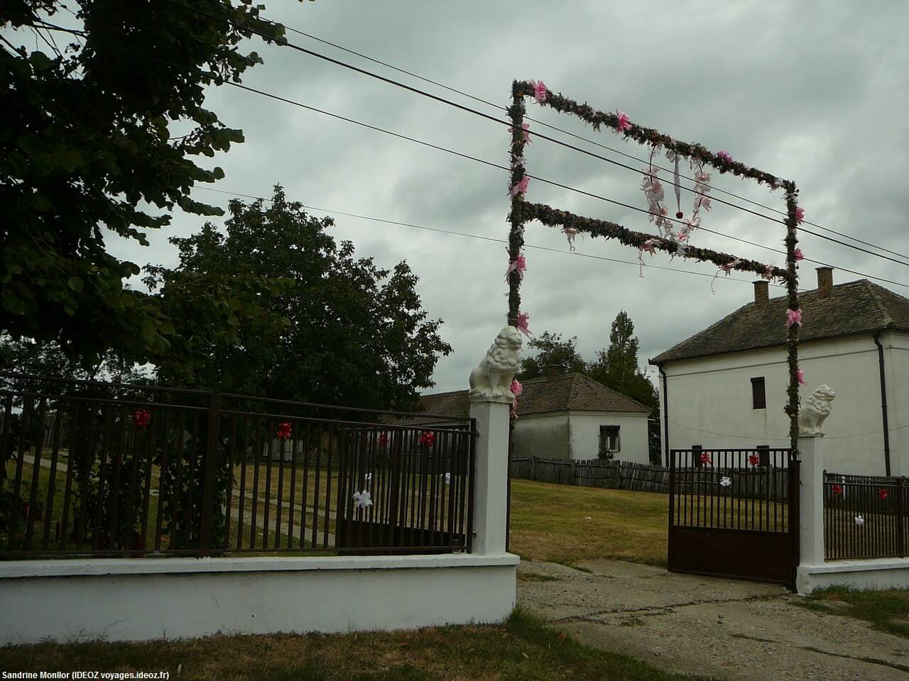 Portail décoré avec des fleurs dans la région de Pozarevac