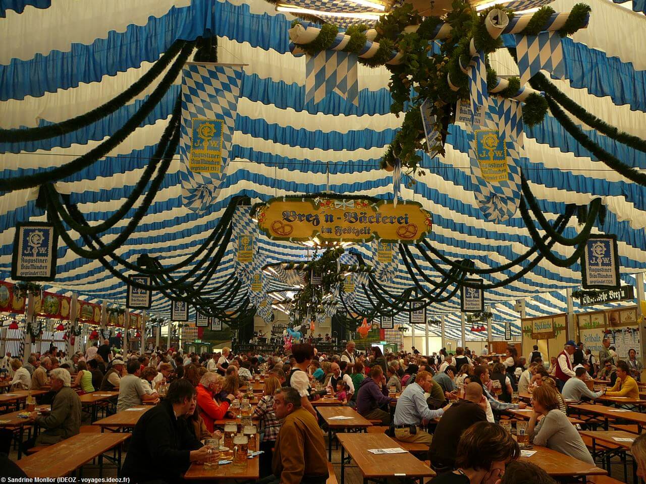 Sous la tente de Augustiner Brau pendant la Münchener Fruhlingsfest