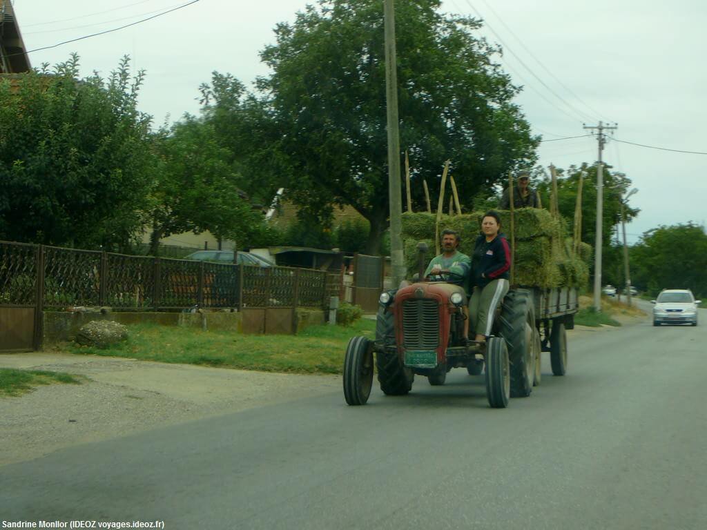 Tracteur sur les routes de Serbie centrale