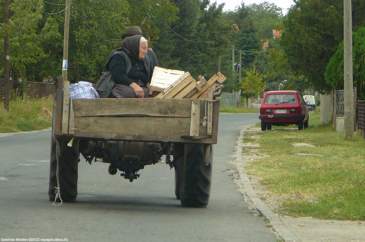Tracteur sur une route de Serbie près de Kostolac