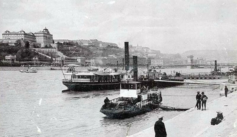 Bateaux a vapeur avec le Chateau de Budapest en arriere plan