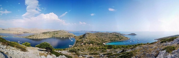 Criques dans les îles Kornati en Dalmatie du nord