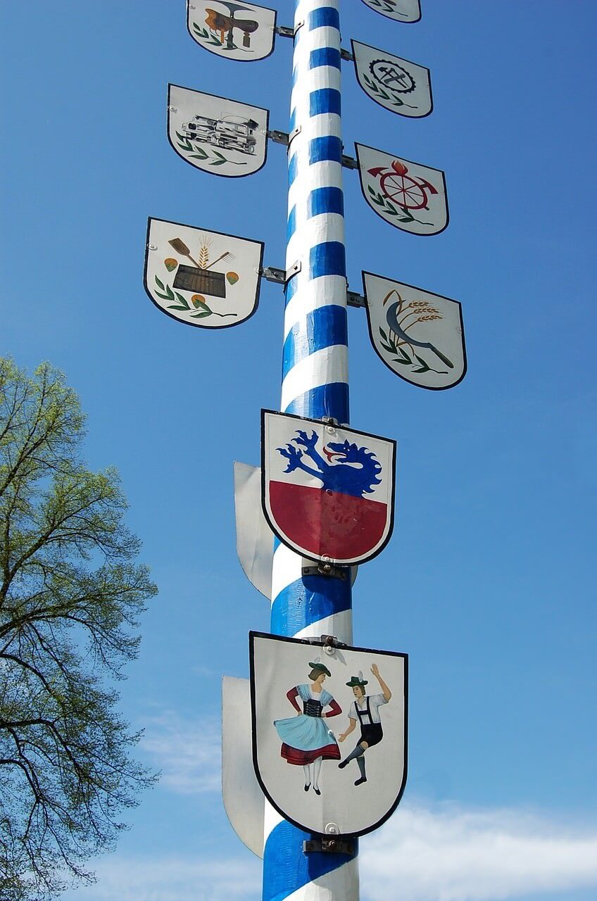 Emblèmes sur un Maibaum bavarois