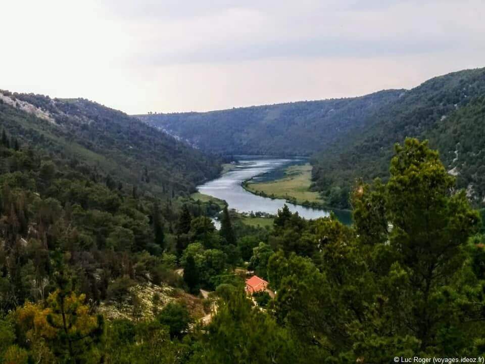 Rivière krka dans le parc national en Dalmatie