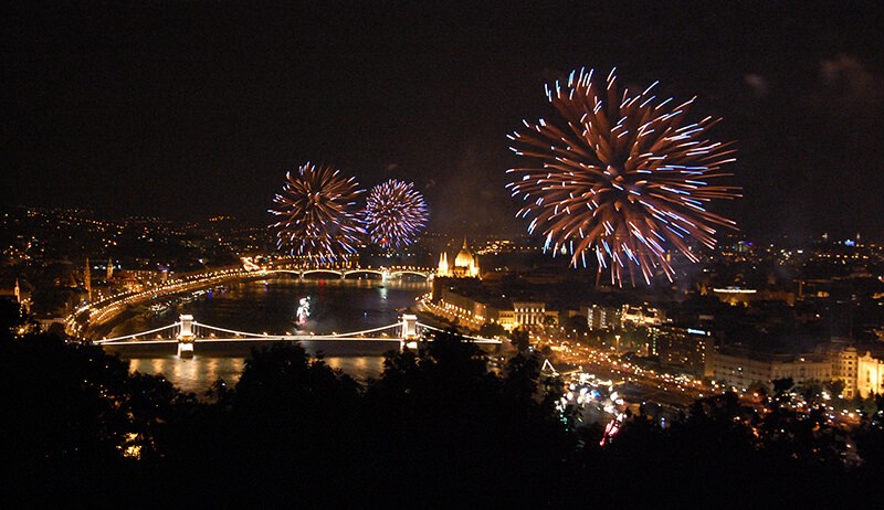 Budapest feu d'artifice de la fête nationale hongroise