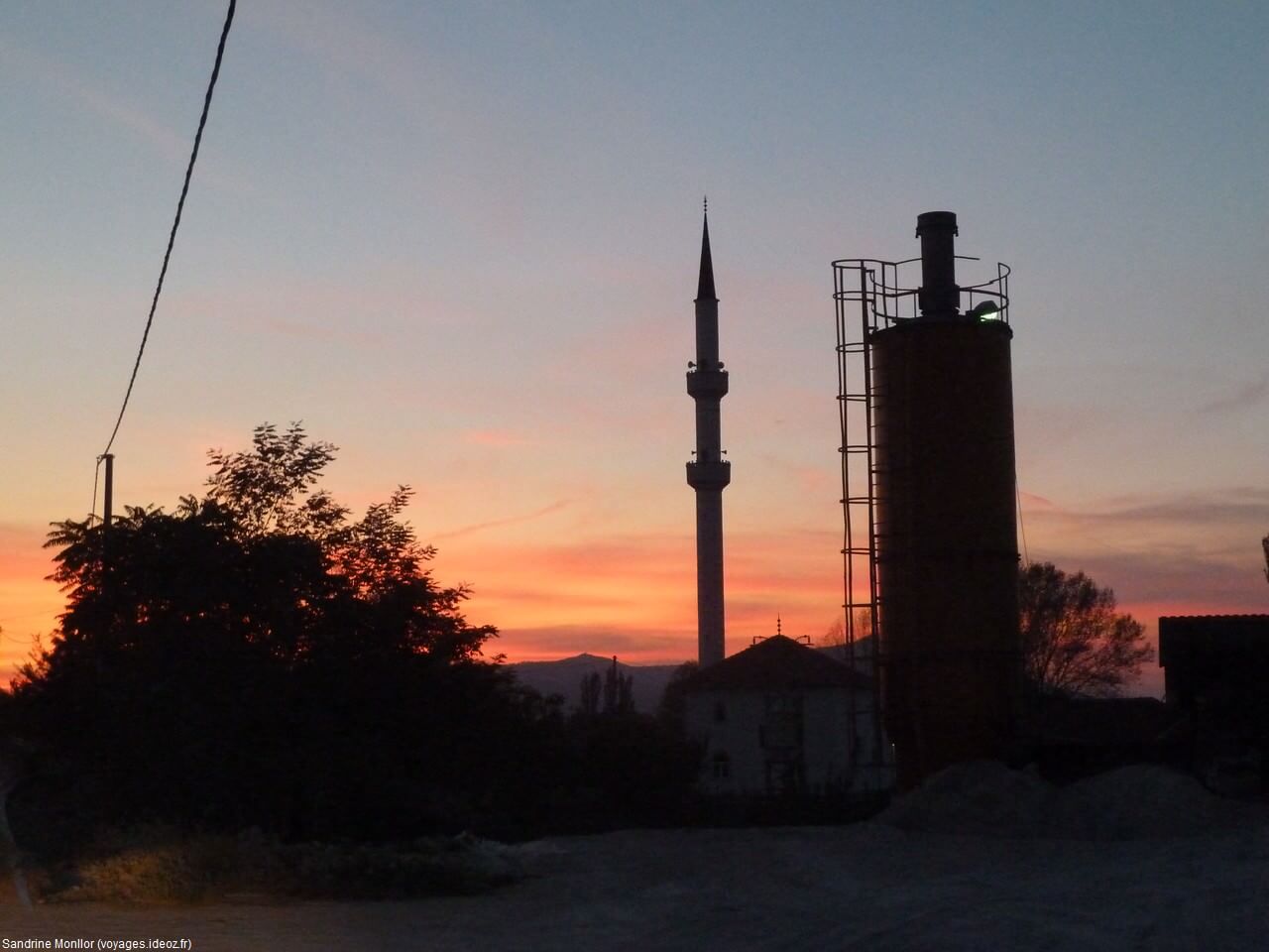 Coucher de soleil mosquée en Bosnie dans la campagne