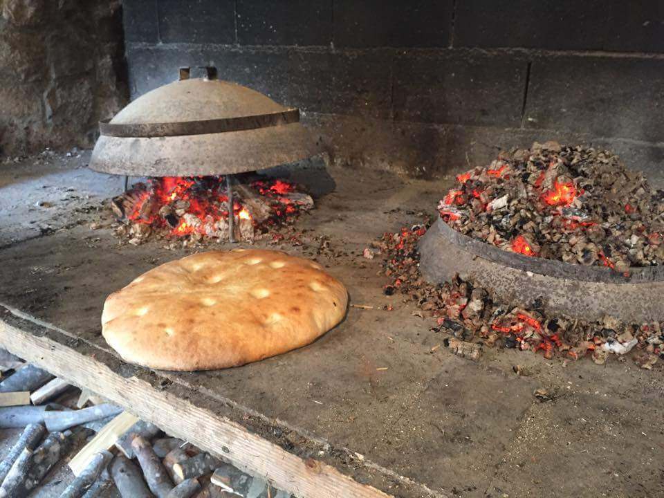 Cuisson du pain croate sur la braise agriturizam Kalpic à Radonic près de Krka