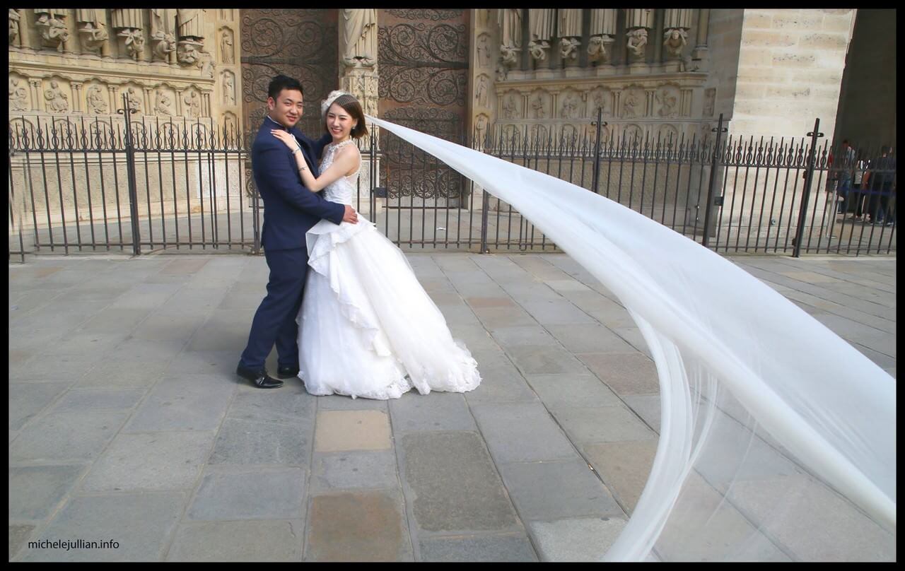 Mariés chinois et voile de la mariée devant Notre dame de Paris