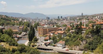 Explorer la Bosnie-Herzégovine, mélange d’orient, d’occident et de socialisme Panorama sur le centre historique de Sarajevo