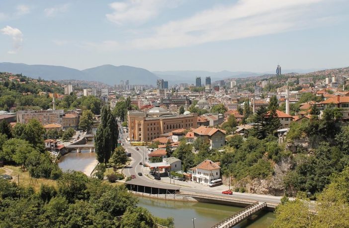 Explorer la Bosnie-Herzégovine, mélange d’orient, d’occident et de socialisme Panorama sur le centre historique de Sarajevo