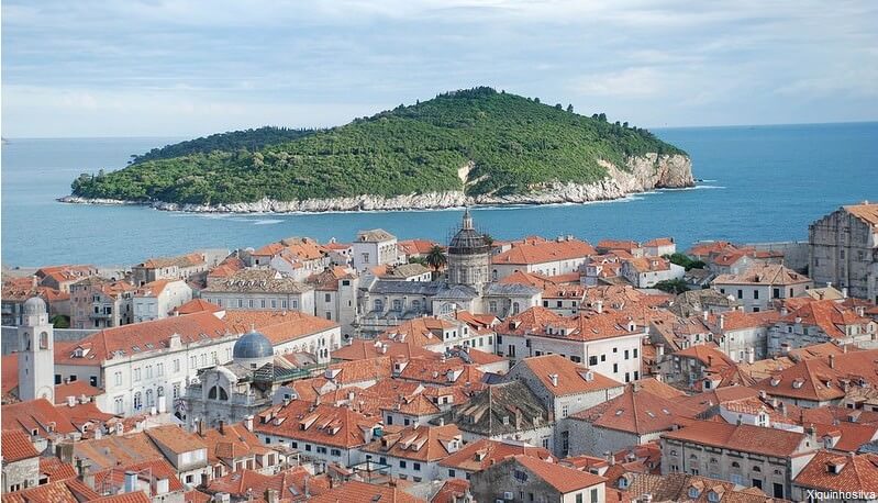 Vue de la vieille ville de Dubrovnik et de Lokrum
