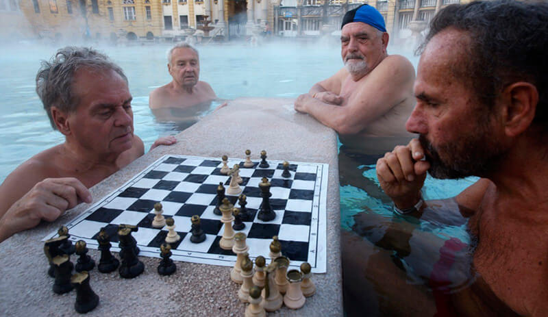 jeu d'échecs dans les Bains de Budapest