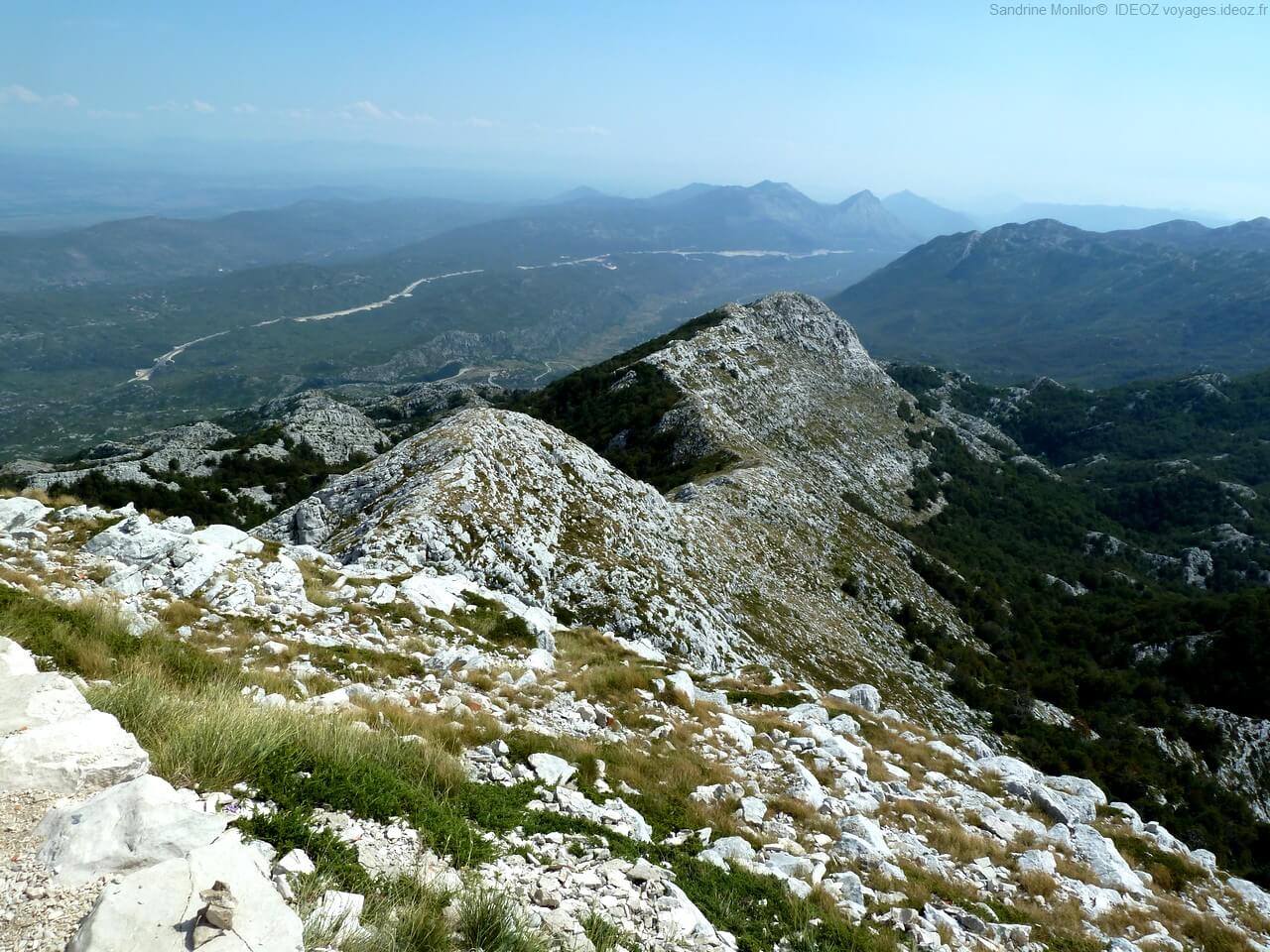 vue sur les alpes dinariques depuis Sveti Jure