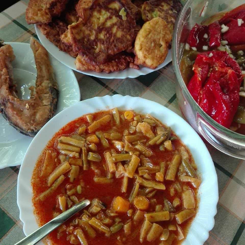 Repas poisson poivrons soupe de haricots et courgettes panées chez Lackovic