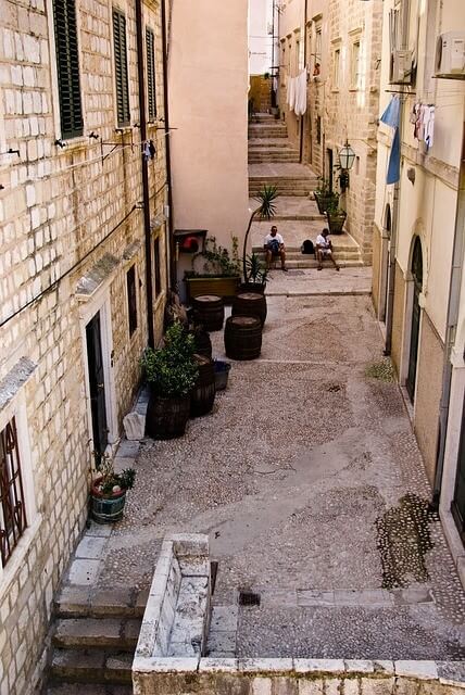 Rue tranquille à Dubrovnik et tonneaux Rue tranquille à Dubrovnik et tonneaux
