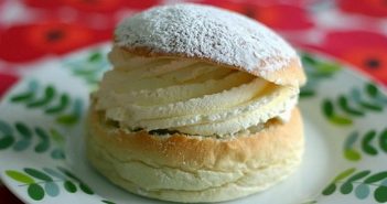 Semla ; brioche à la crème à la cardamone (Recette suédoise) Semla brioche suedoise à la cardamone