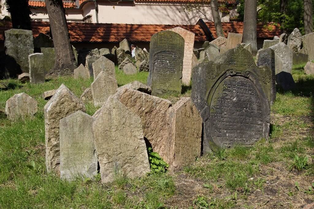 Tombes du plus vieux cimetière juif d'europe à Prague