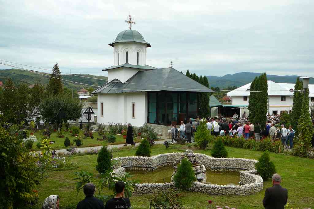 Assemblée de fidèles durant la célébration de la messe de la journée du monastère d'Ostrov