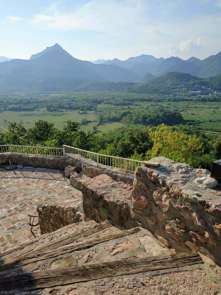 Badanj Village Rooms escalier et vue sur les montagnes