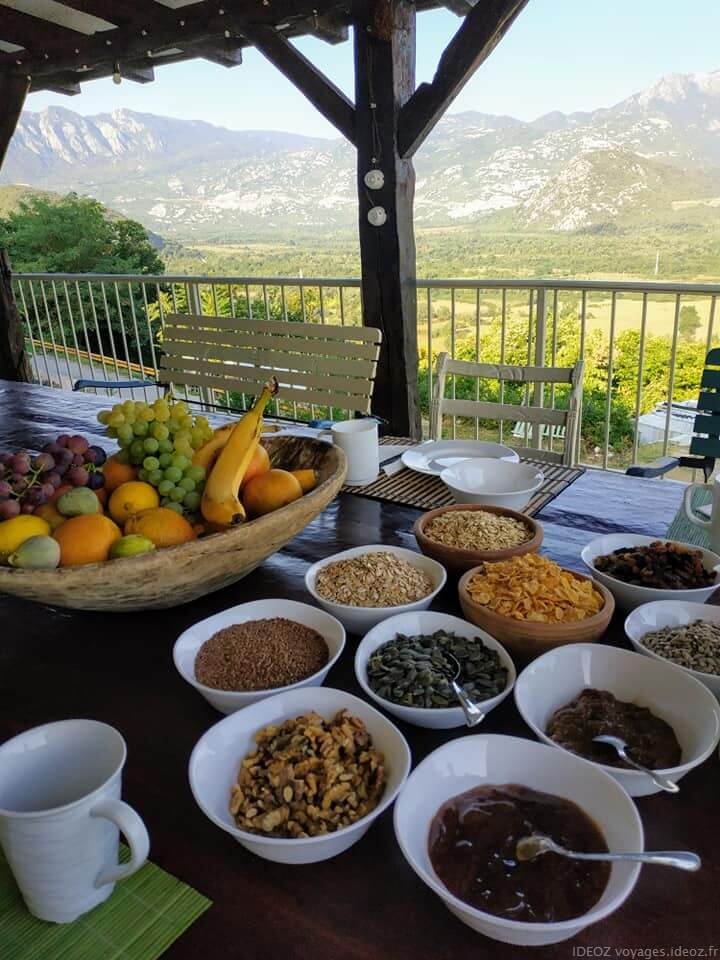 Badanj Village Rooms petit déjeuner céréales et fruits
